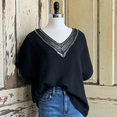 🇨🇦 Linen Detailed Neck Top