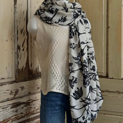 🇨🇦 Lightweight Black &amp; White Floral Scarf