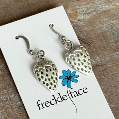 🇨🇦 Strawberry Earrings