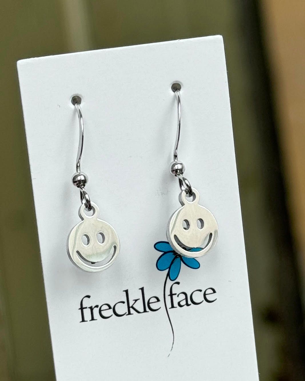 🇨🇦 Mini Happy Face Earrings