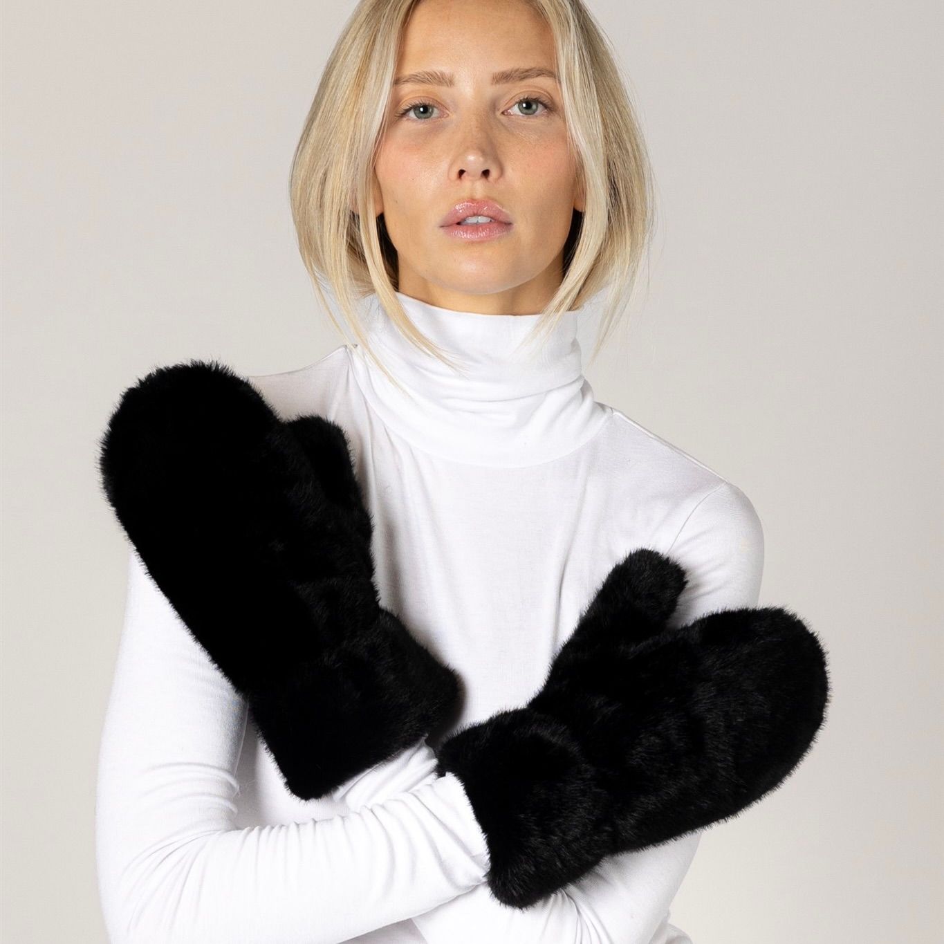 🇨🇦 Faux Fur Luxe Mittens, Black