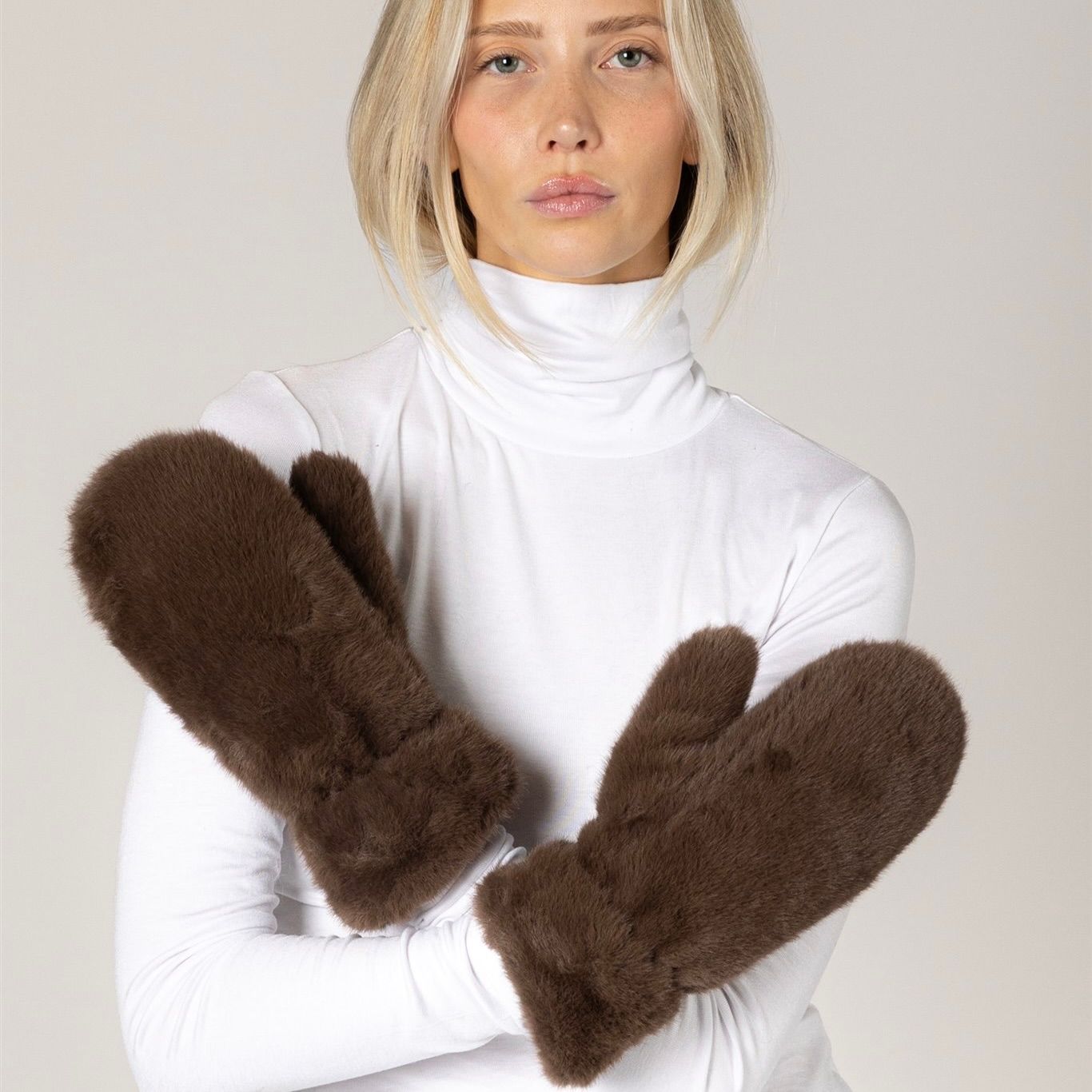 🇨🇦 Faux Fur Luxe Mittens, Sable