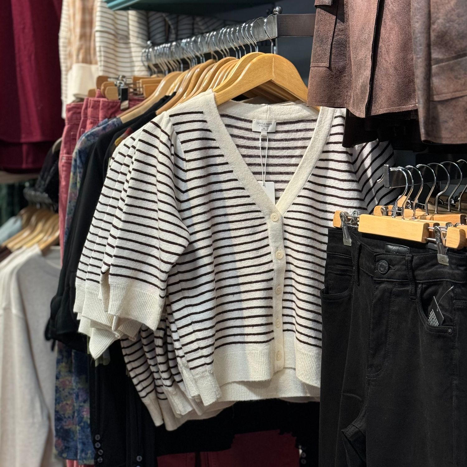 🇨🇦 Hildi Striped V Neck Top, Fig