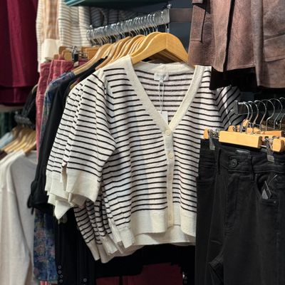 🇨🇦 Hildi Striped V Neck Top