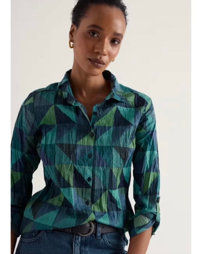 Larissa Shirt, Estury