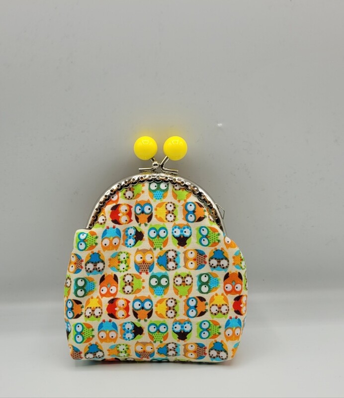 Portamonete con chiusura clic clac con gufi colorati