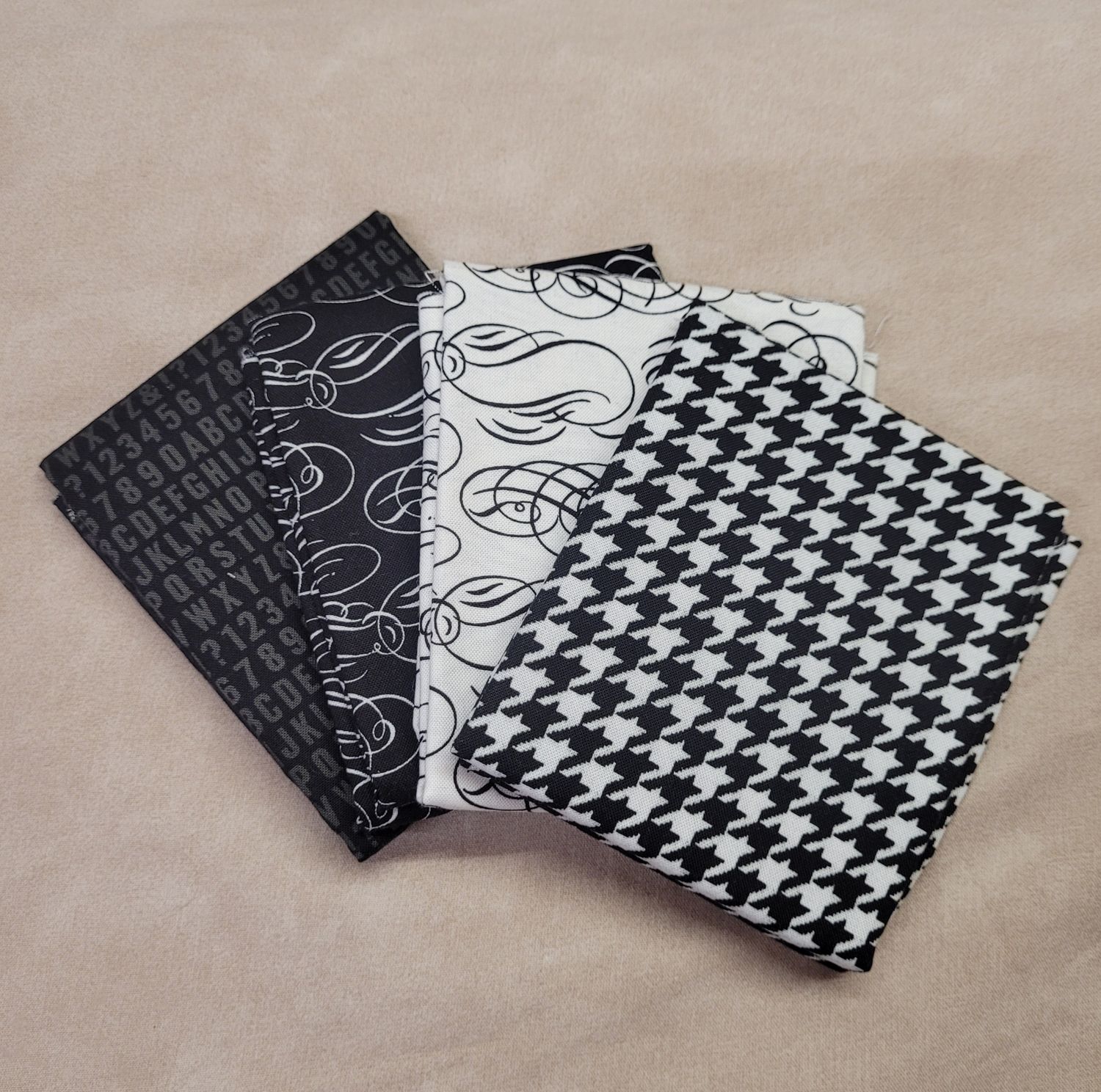 Pacchetto 4 fq Sable Swan di Moda Fabrics