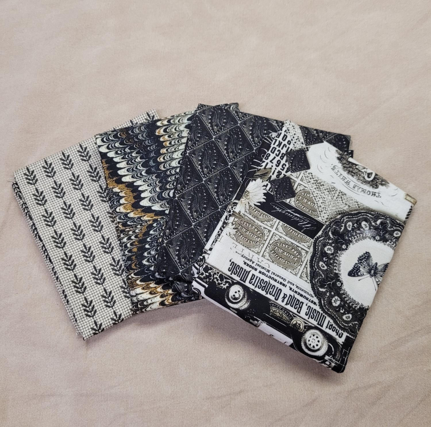 Pacchetto C  4 fq Sable Swan di Moda Fabrics