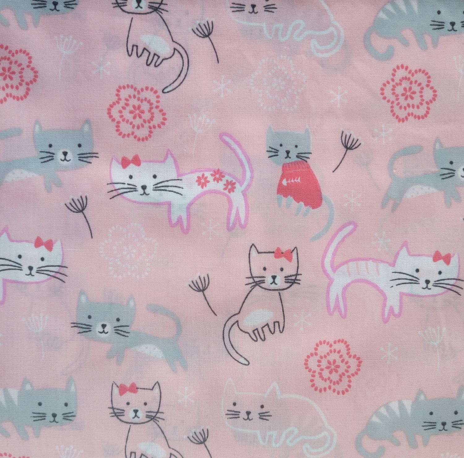 Tessuto con gatti simpatici su sfondo rosa