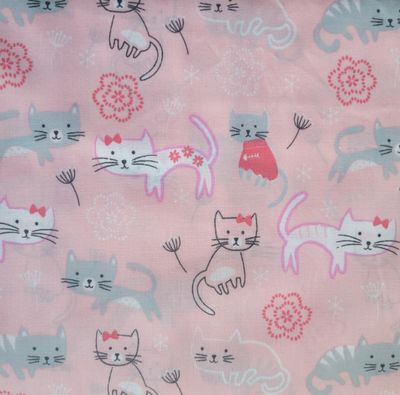 Tessuto con gatti simpatici su sfondo rosa