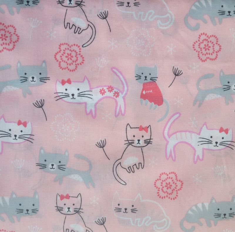 Tessuto con gatti simpatici su sfondo rosa