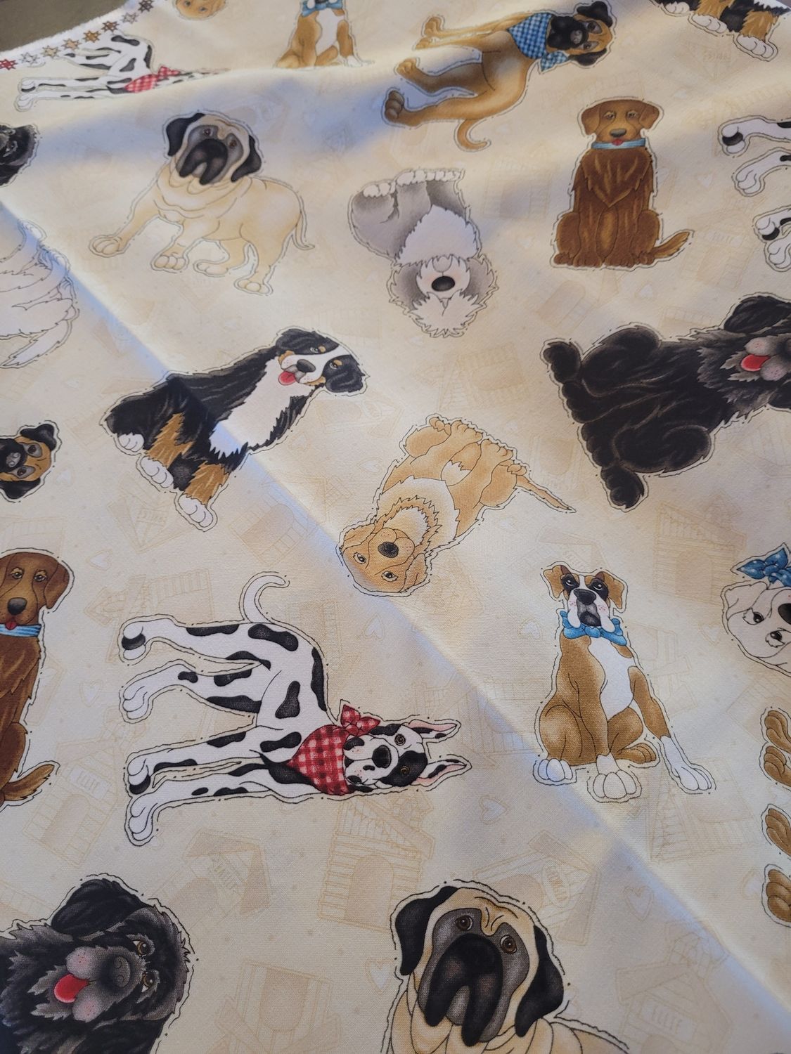 Tessuto con cani su base chiara