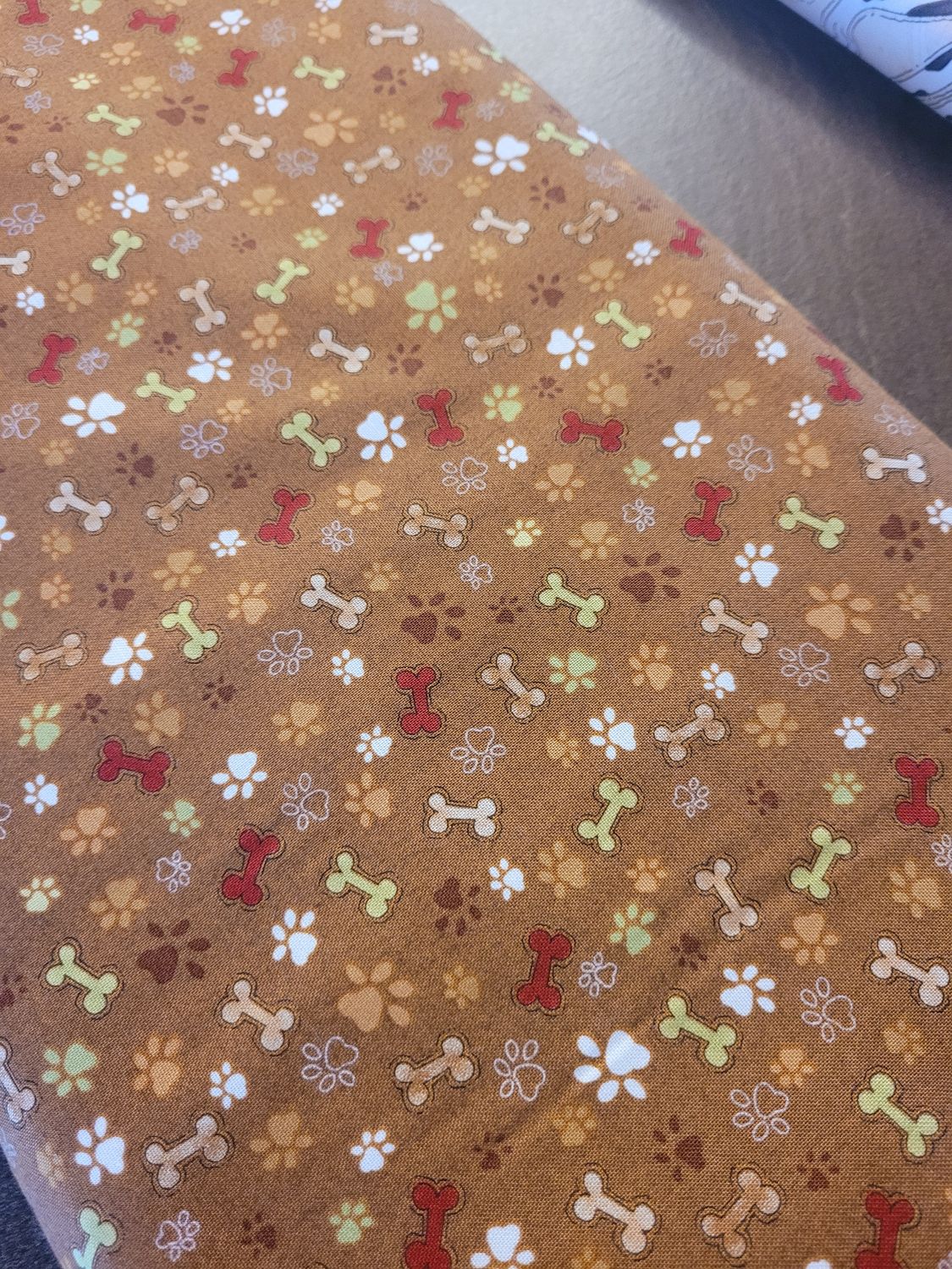 Tessuto con ossi cani su base marrone