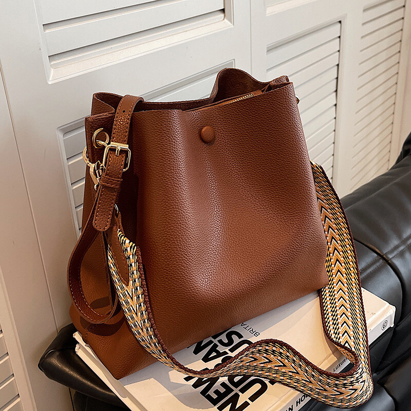 New Fashion Autumn And Winter Messenger Bag Hot Style High-end Broadband Single Shoulder Bucket Bag