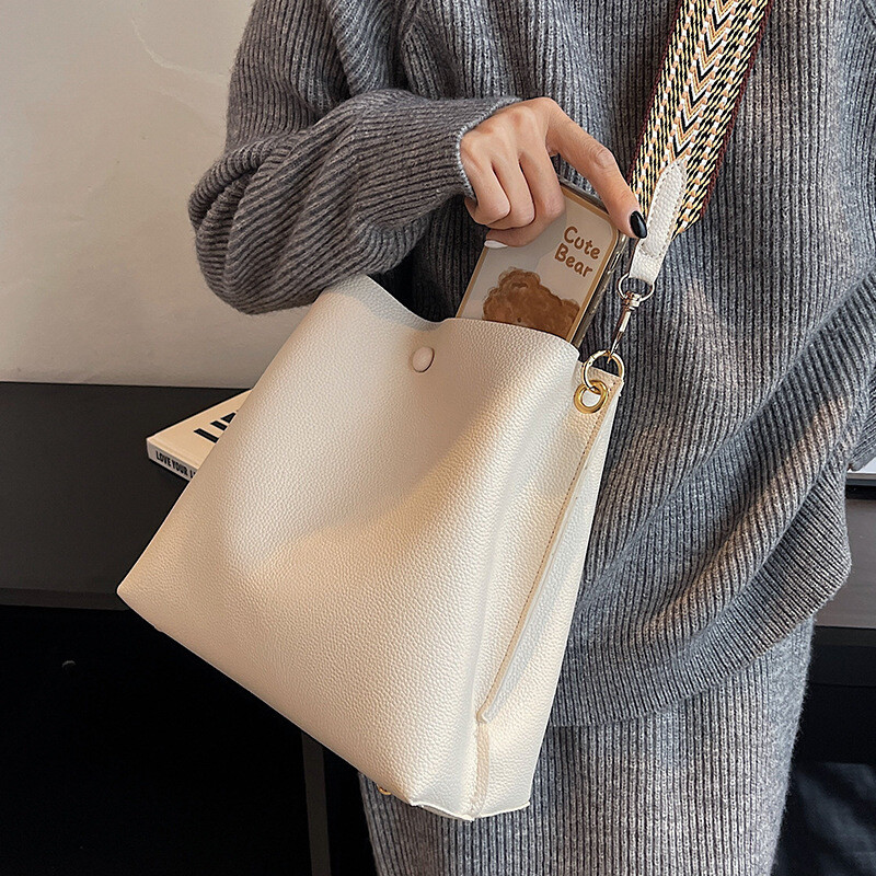 New Fashion Autumn And Winter Messenger Bag Hot Style High-end Broadband Single Shoulder Bucket Bag