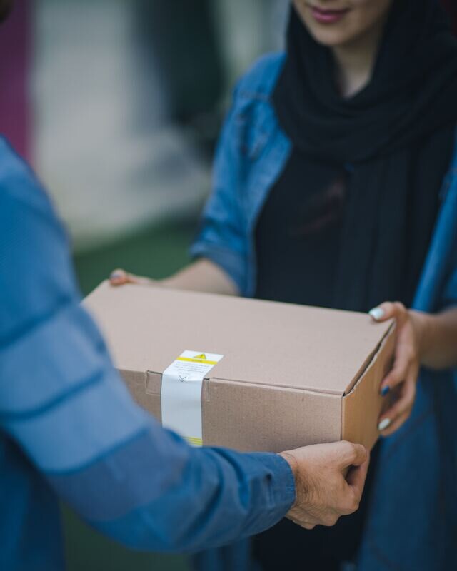 DHL-Delivery with Visual Age Check