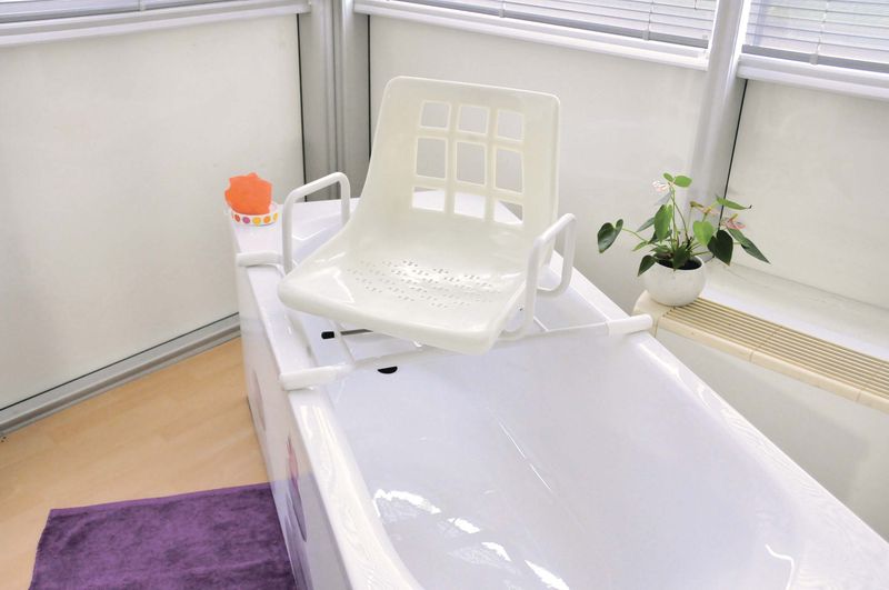 FAUTEUIL DE BAIGNOIRE PIVOTANT DAKARA