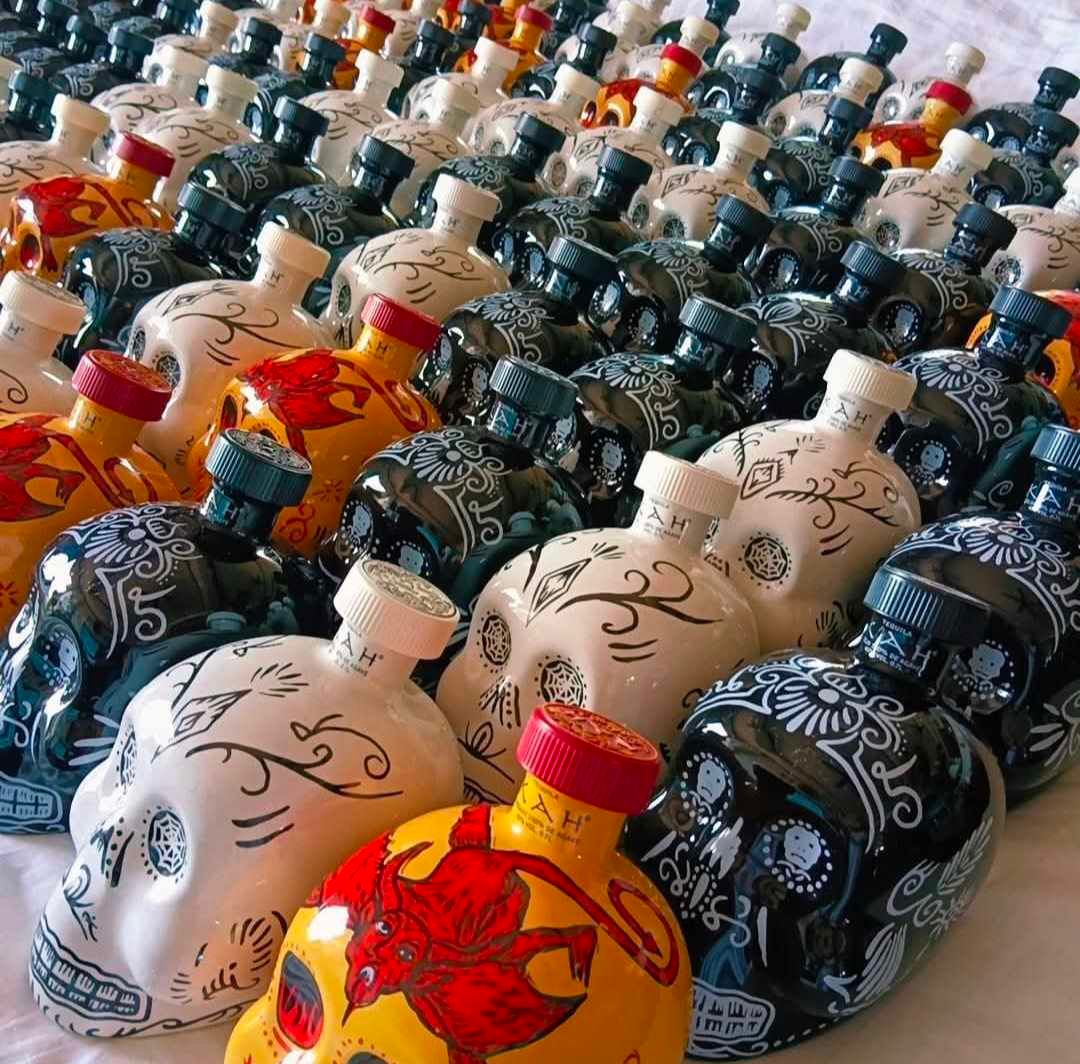 EMPTY BOTTLE KAH SKULL  TEQUILA RARE PORCELAIN COLLECTION 750ml Included Shipping Worldwide ( $55.00 usd )