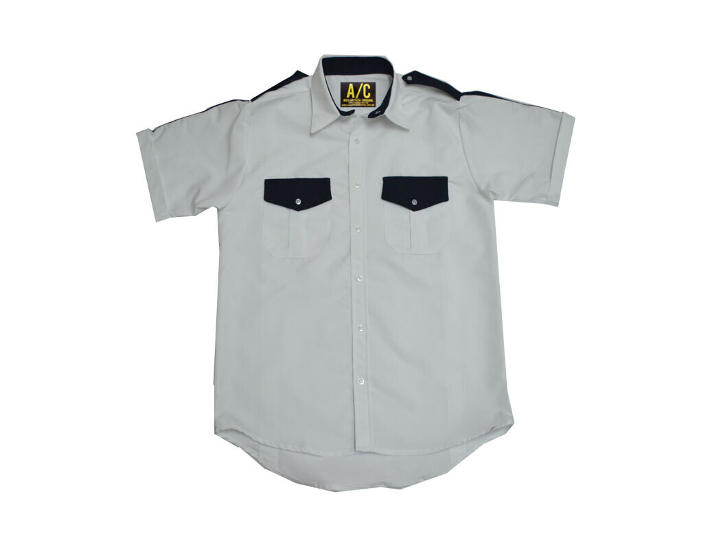 Camisa blanca combinada con azul marino manga corta