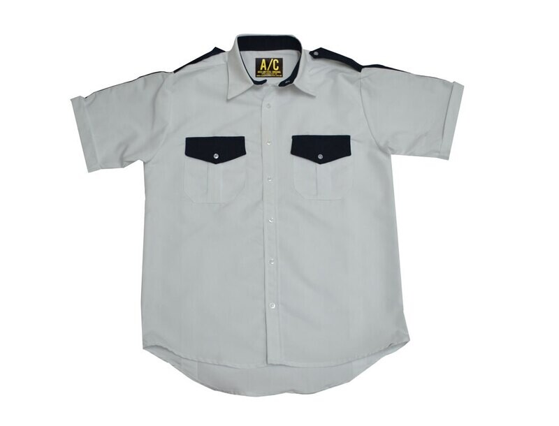 Camisa blanca combinada con negro manga corta