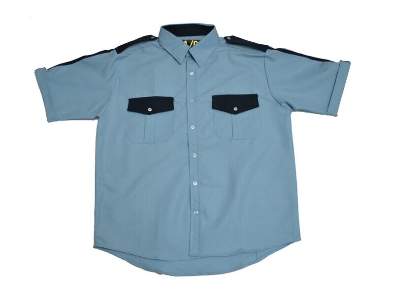 Camisa azul cielo combinada con azul marino manga corta