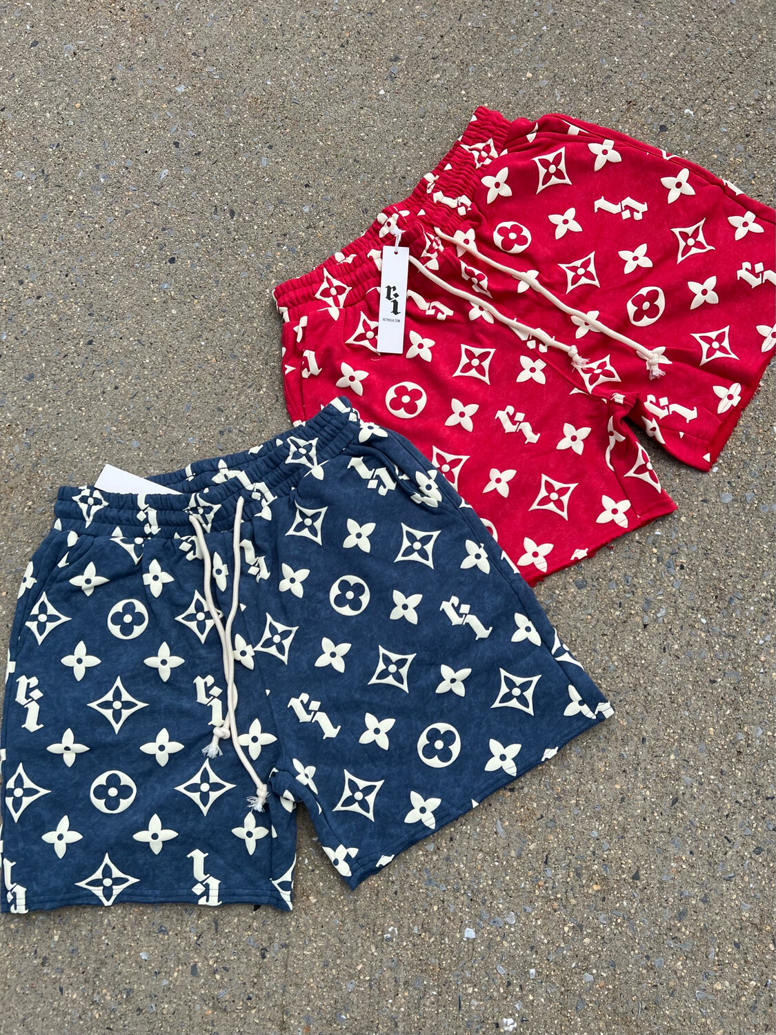 RED “RI” PUFF PRINT SHORTS