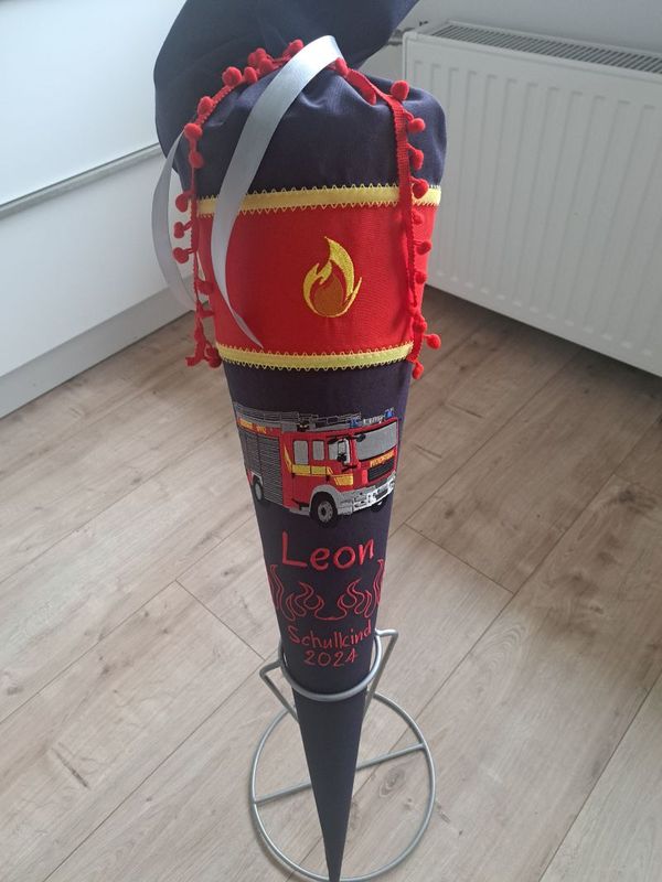 Schultüte HLF Feuerwehr, 70cm und 35cm dunkelblau Schultüte HLF Feuerwehr, 70cm und 35cm dunkelblau