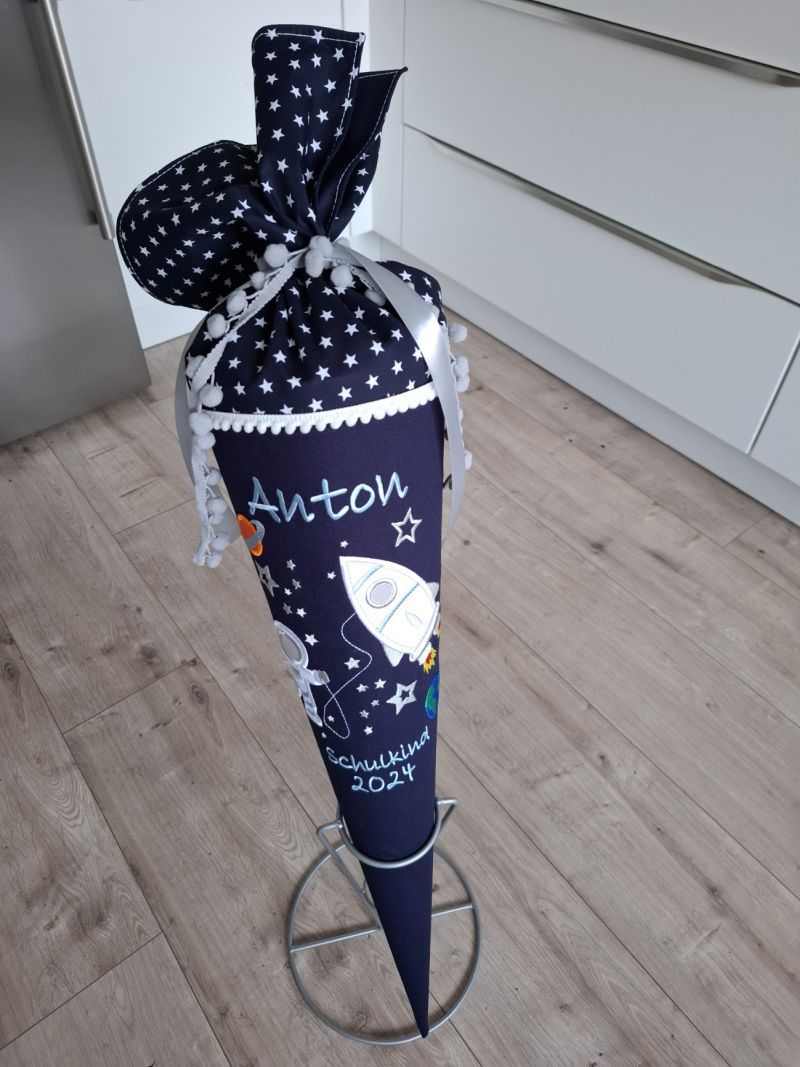 Weltraum Schultüte Rakete, Saturn - 70 cm dunkelblau, hellblaue Schrift, Sternetülle aussen