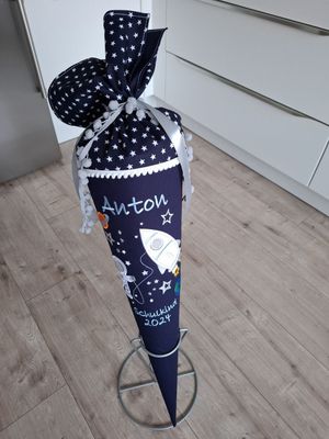 Weltraum Schultüte Rakete, Saturn - 70 cm dunkelblau, hellblaue Schrift, Sternetülle aussen