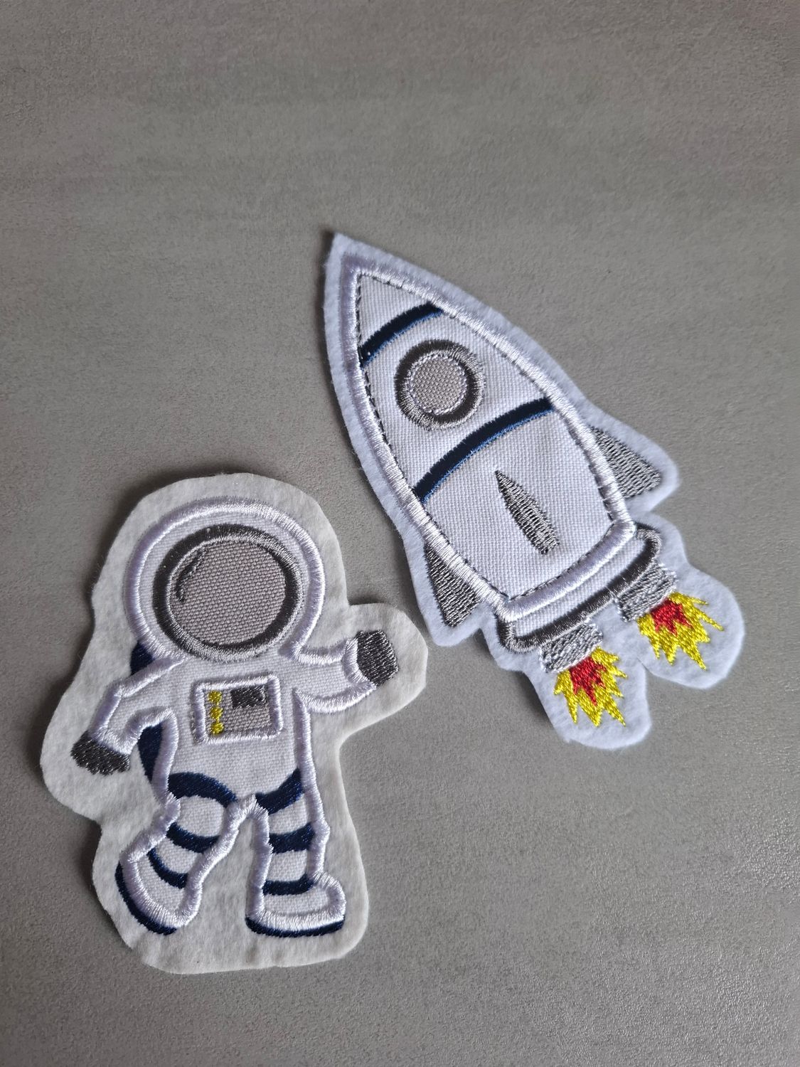 Set Weltraum-Patches zum Aufbügeln – Rakete & Astronaut auf Filz 10 und 13 cm dunkelblau