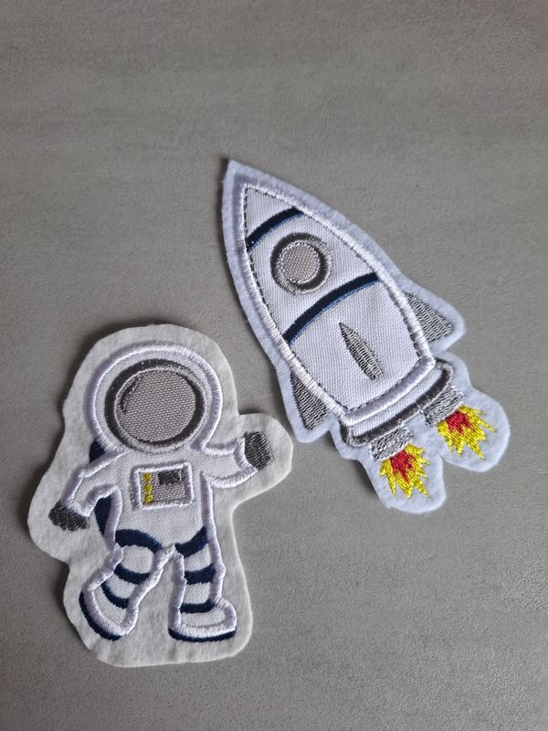 Set Weltraum-Patches zum Aufbügeln – Rakete & Astronaut auf Filz 10 und 13 cm dunkelblau Set Weltraum-Patches zum Aufbügeln – Rakete & Astronaut auf Filz 10 und 13 cm dunkelblau