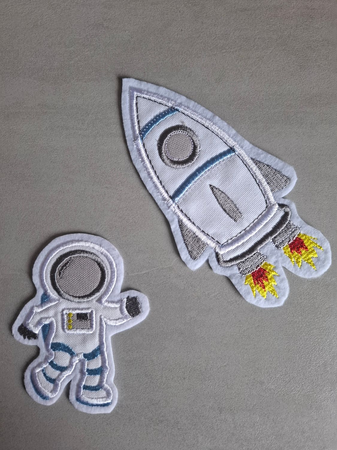 Set Weltraum-Patches zum Aufbügeln – Rakete & Astronaut auf Filz 10 und 16 cm kräftiges hellblau