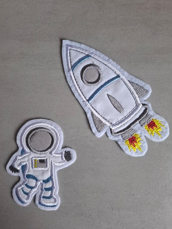 Set Weltraum-Patches zum Aufbügeln – Rakete & Astronaut auf Filz 10 und 16 cm kräftiges hellblau Set Weltraum-Patches zum Aufbügeln – Rakete & Astronaut auf Filz 10 und 16 cm kräftiges hellblau
