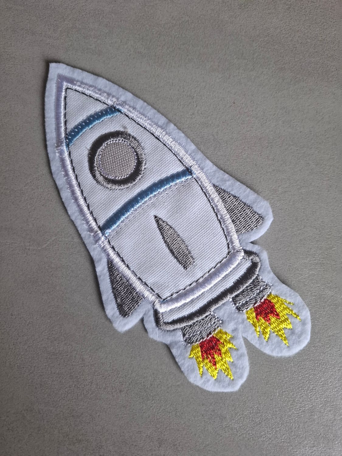 Rakete Patch zum Aufbügeln – Rakete auf Filz 15 cm kräftiges hellblau