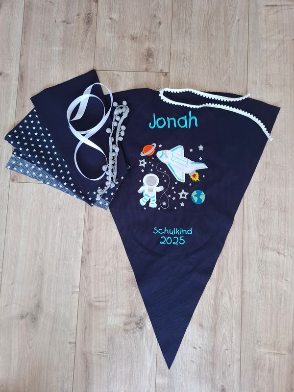 DIY Schultüte Spaceshuttle selber nähen mit besticktem Stoff & Wunschname