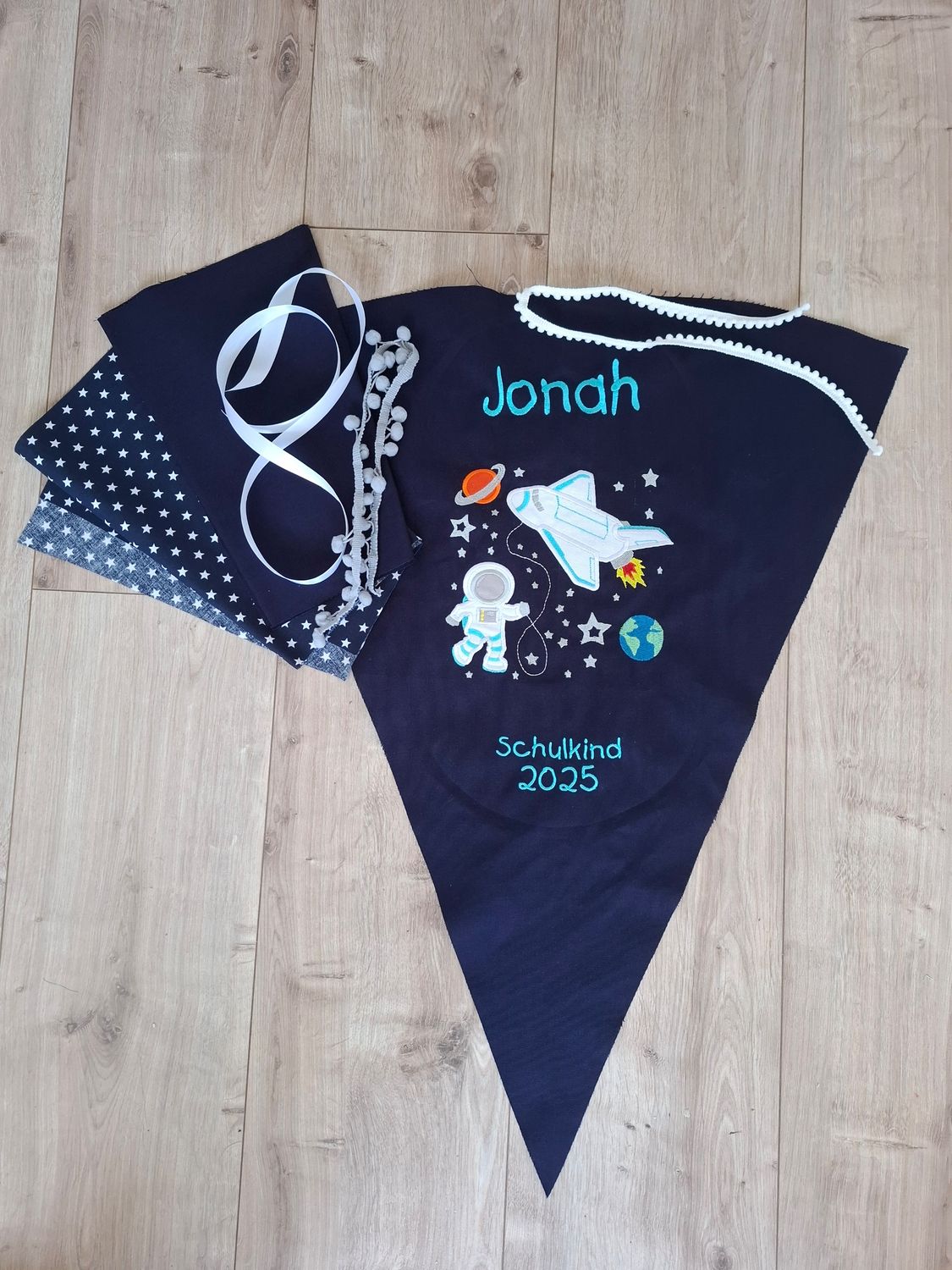 DIY Schultüte Spaceshuttle selber nähen mit besticktem Stoff & Wunschname