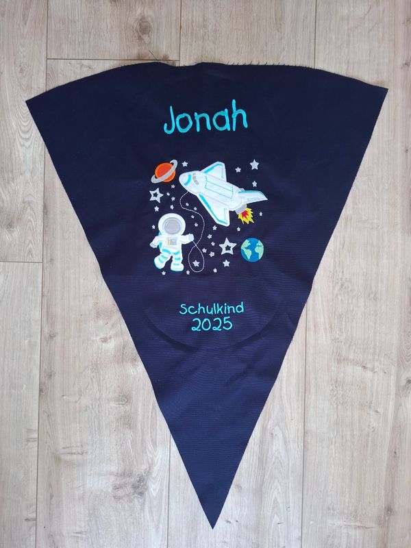 DIY bestickter Teil Spaceshuttle selber nähen mit besticktem Stoff & Wunschname