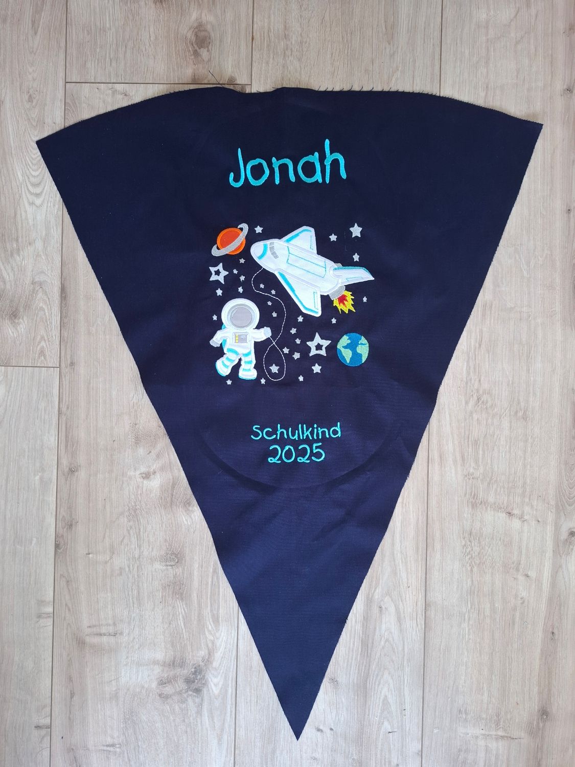 DIY bestickter Teil Spaceshuttle selber nähen mit besticktem Stoff & Wunschname