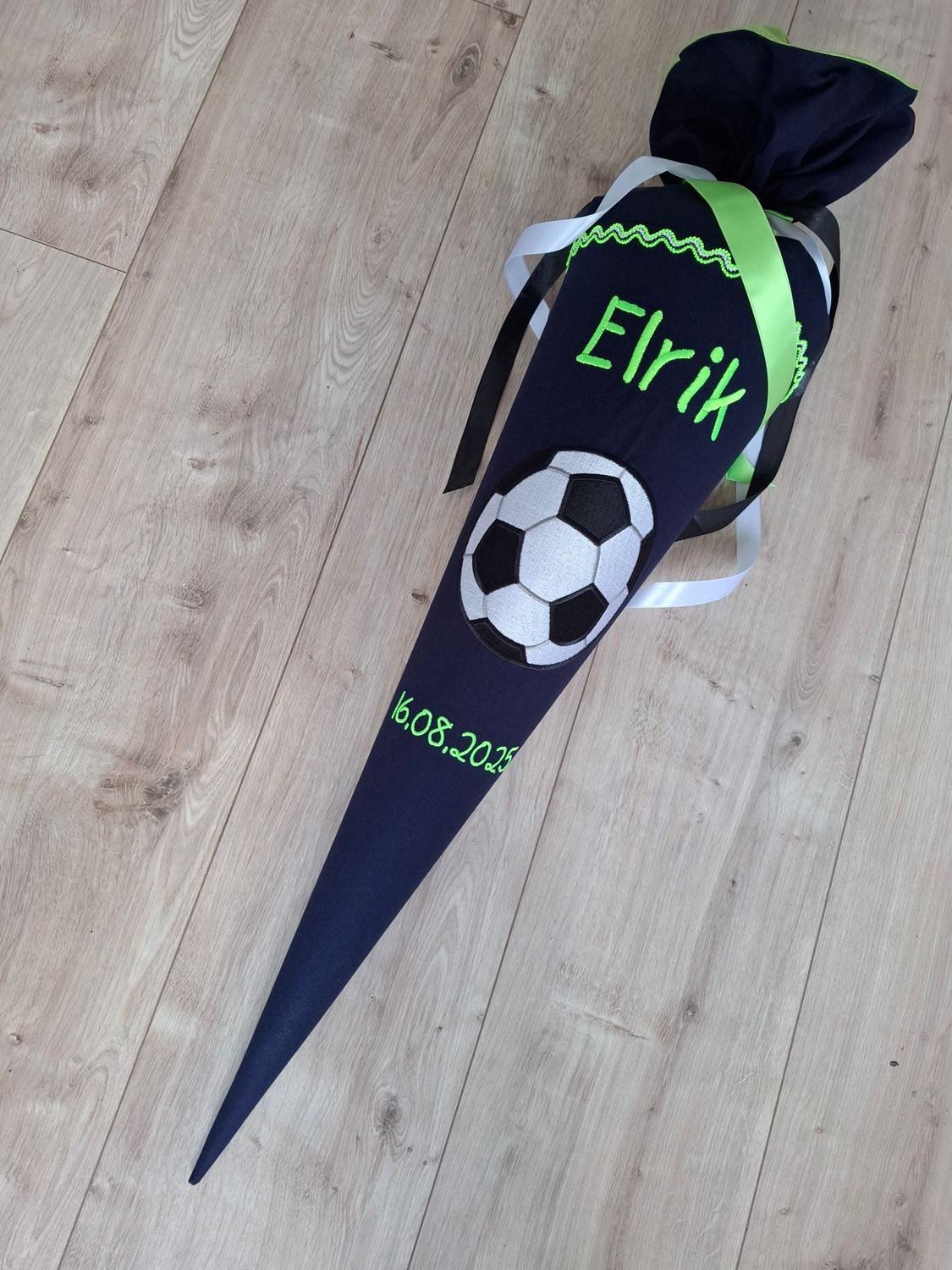 Schultüte aus Stoff Fußball schwarz mit hellgrün