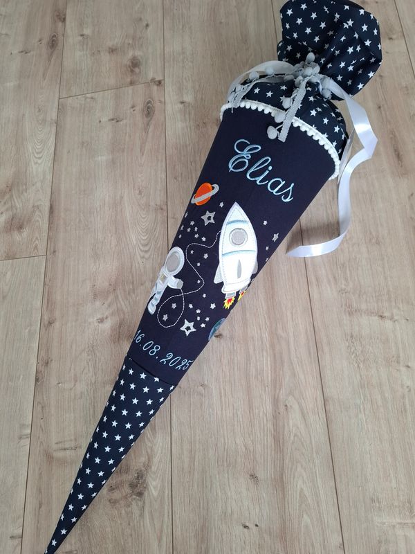 Schultüte aus dunkelblauem Canvas mit Sternenstoff an der Spitze