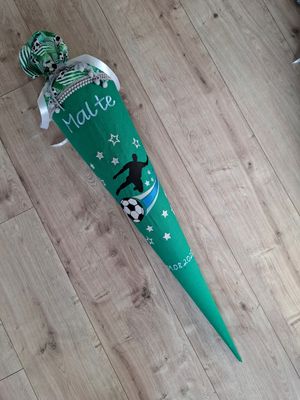 Schultüte aus Stoff "Fußballspieler" – Grasgrün/Bunt – 70cm