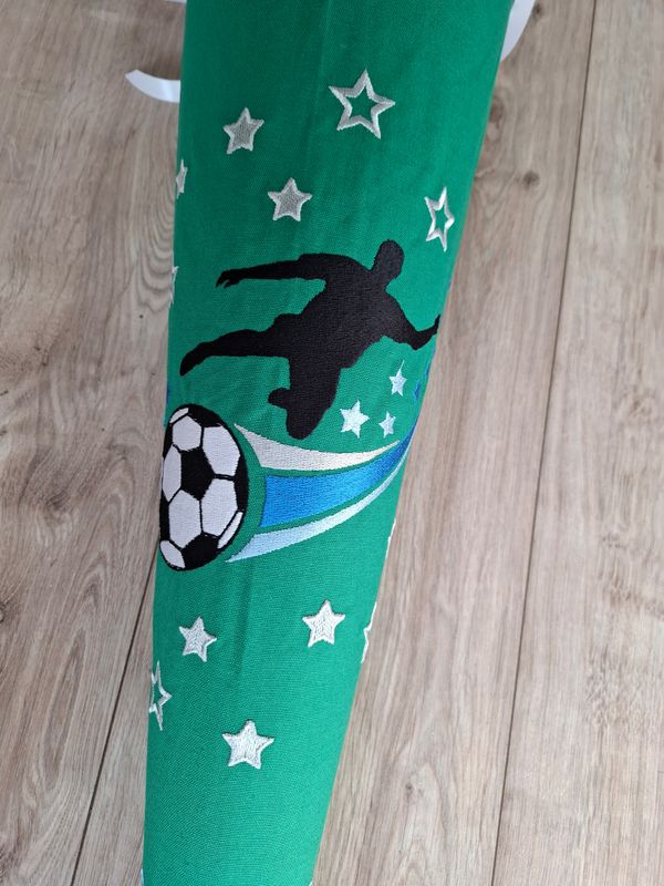 Schultüte aus Stoff "Fußballspieler" – Grasgrün/Bunt – 70cm