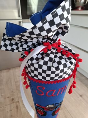 Schultüte aus Stoff "Monstertruck" – Königsblau/Zielflagge – 70cm