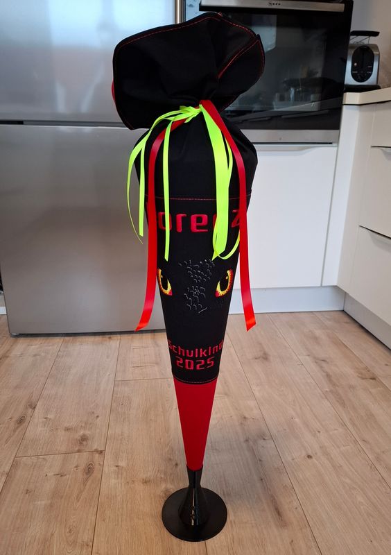 Schultüte aus Stoff Drachenaugen – Schwarz/Rot – 70cm Schultüte aus Stoff Drachenaugen – Schwarz/Rot – 70cm