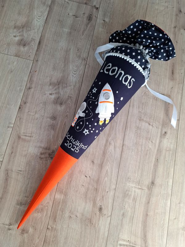 Weltraum Schultüte geteilt - schwarz - orange - schwarze Sterne in Tülle innen neon