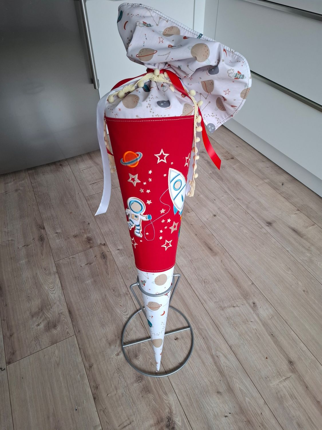 Schultüte aus Stoff "Weltraum & Rakete" – Rot/Planeten – 70cm