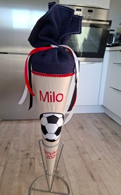 Schultüte aus Stoff Fußball helles beige mit dunkelblauer Tülle