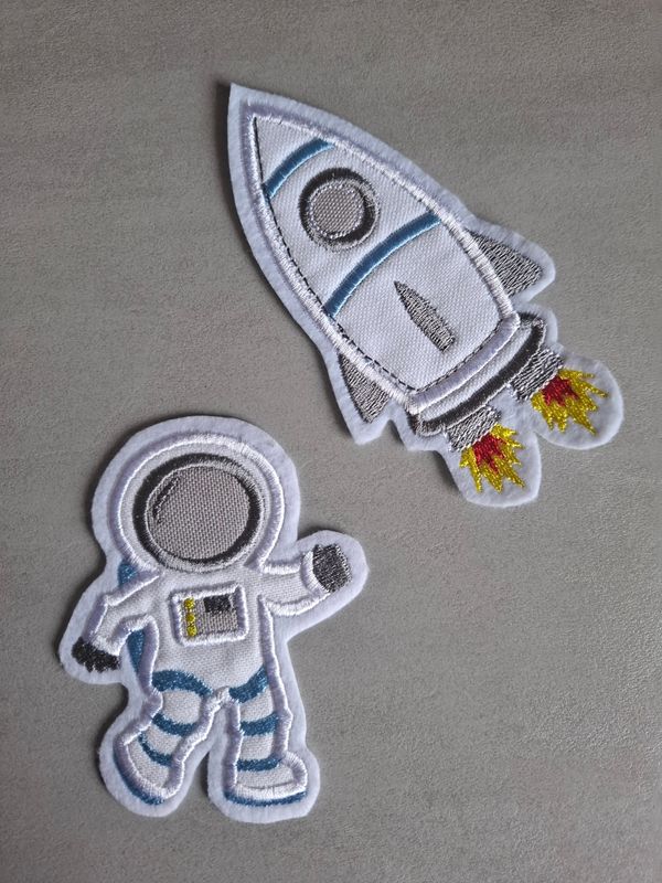 Set Weltraum-Patches zum Aufbügeln – Rakete & Astronaut auf Filz 10 und 15 cm kräftiges hellblau