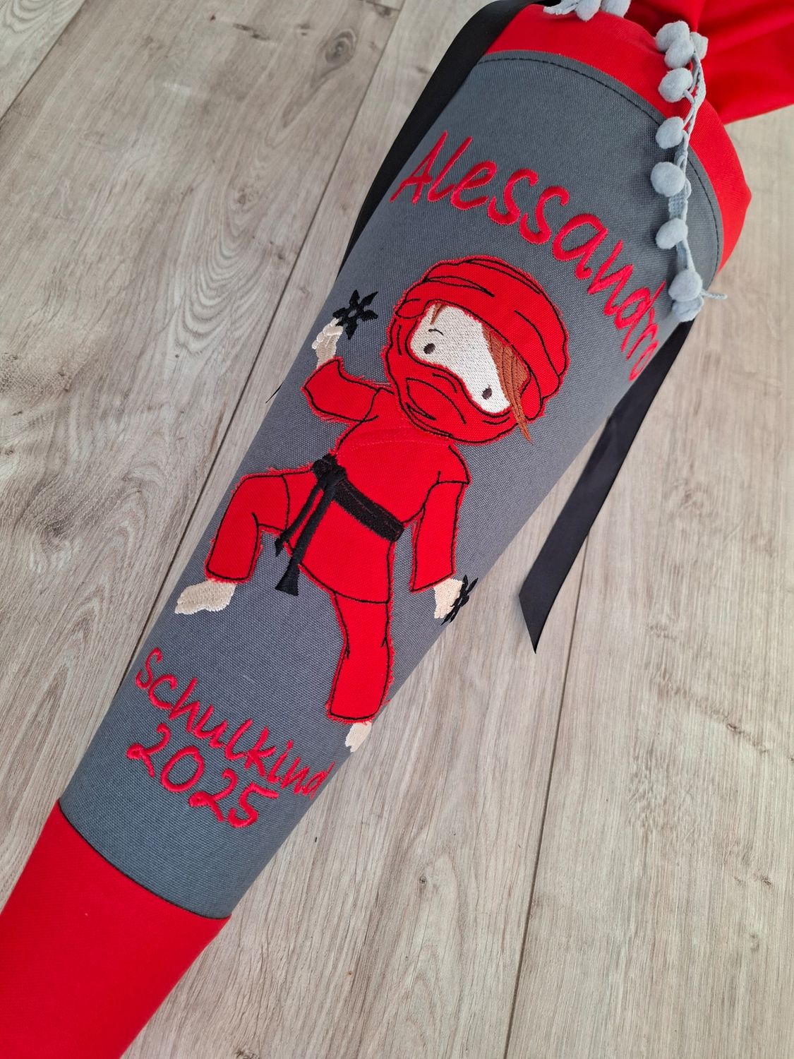 Schultüte aus Stoff "Ninja mit Sternen" – Grau/Rot – 70cm