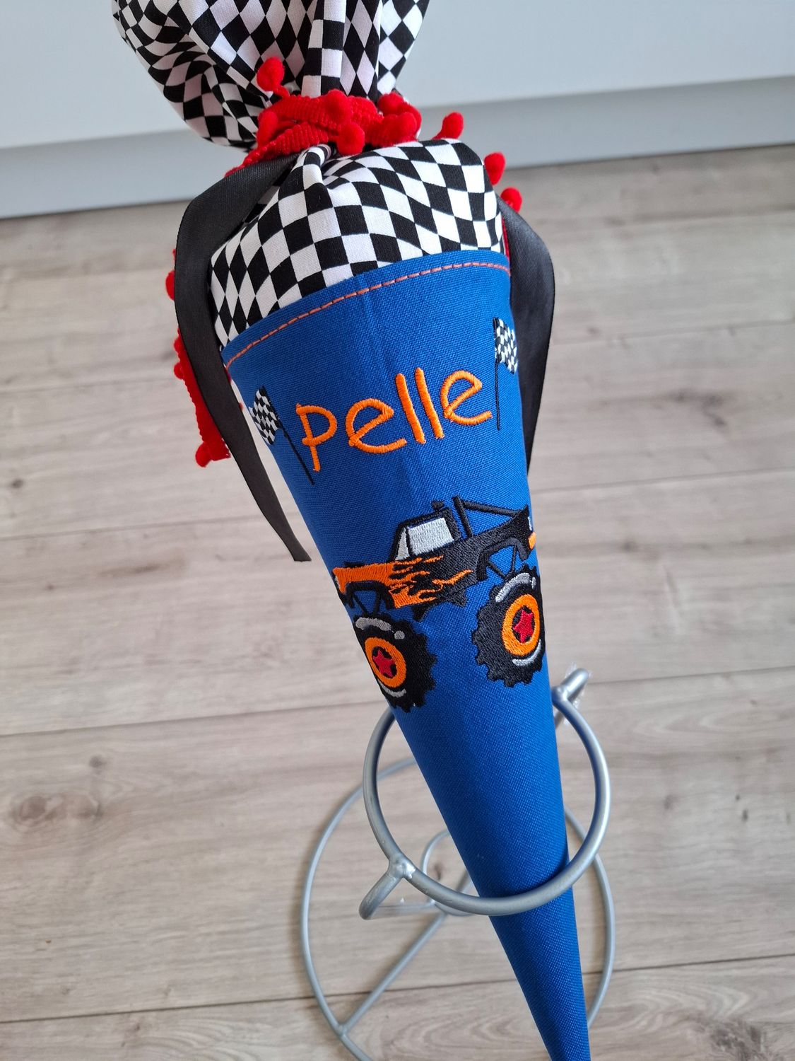 Schultüte aus Stoff "Montertruck" – Grau/Zielflagge – 35 cm